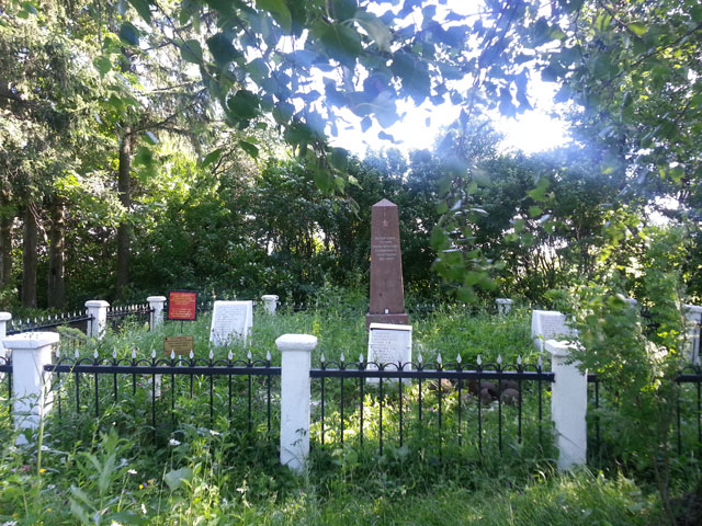Памятник на братской могиле в деревне Степаново